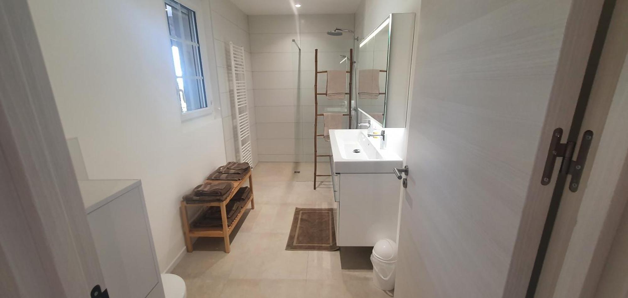 Apartment With Sea/city Views, Near Downtown *